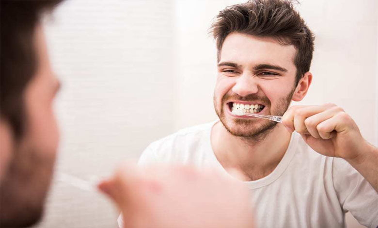 خطرات مسواک نزدن برای شخص